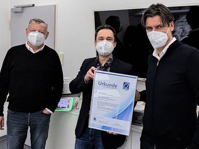 Übergabe der QS-Dental Urkunde an Bernd Kobus und Oliver Morhofer von High-Tech-Dental 